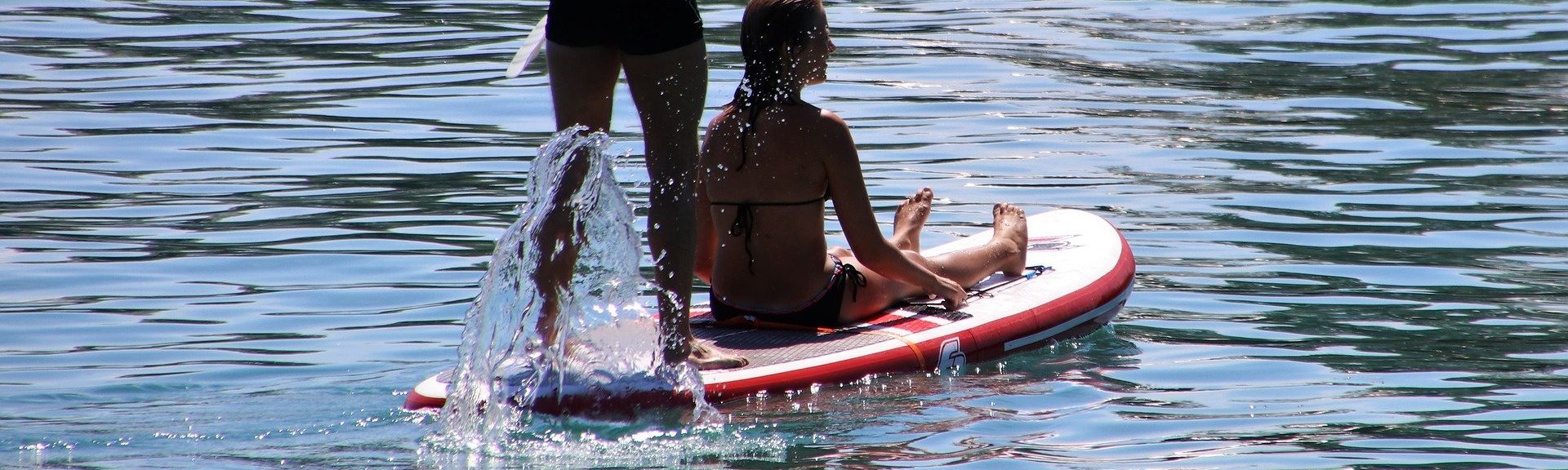 Twee personen op een supboard